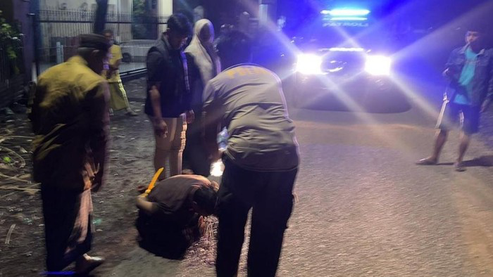 Pemuda Mabuk Bacok Mantan Kades di Pasuruan, Korban Luka Parah