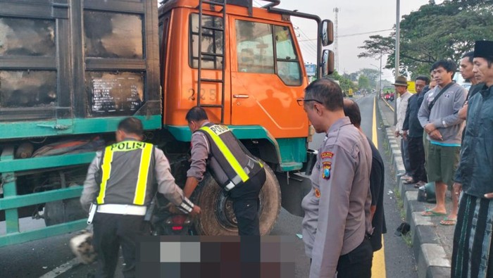 Pemotor Tewas Usai Tabrak Truk Tronton Keluar SPBU di Pasuruan