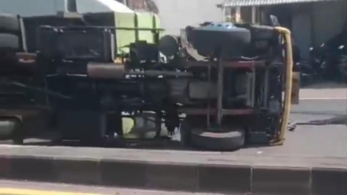 Jalur Nasional Pandaan Lumpuh Akibat Truk Terguling dan Tumpahan Oli