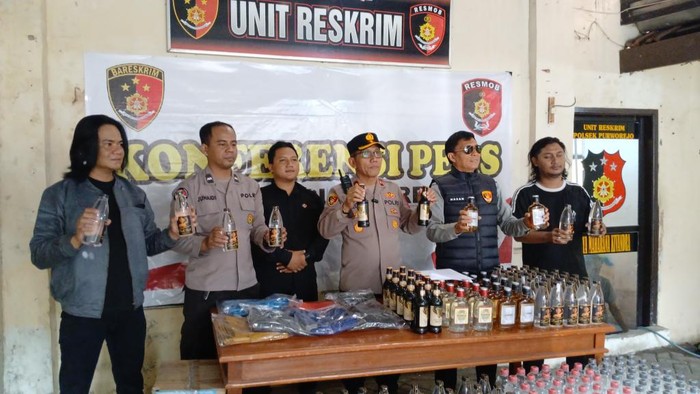 Polisi Gagalkan Peredaran Ratusan Botol Miras di Exit Tol Pasuruan