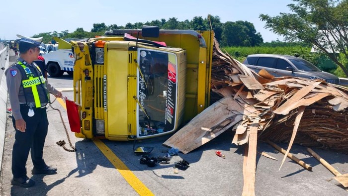 Tol Paspro Macet Panjang Usai Truk Bermuatan Triplek Terguling