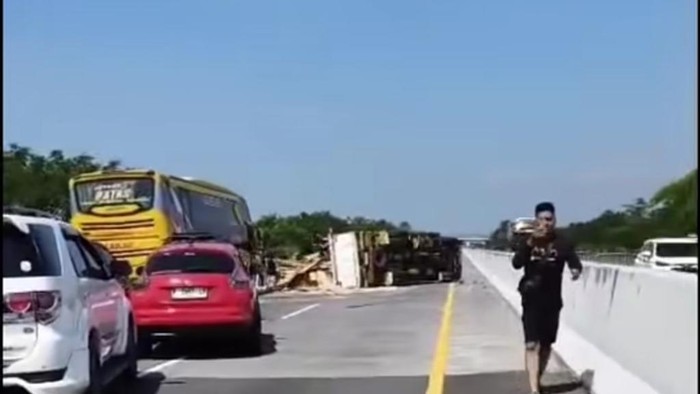 Kecelakaan Truk di Tol Pasuruan-Probolinggo Bikin Arus Lalu Lintas Lumpuh