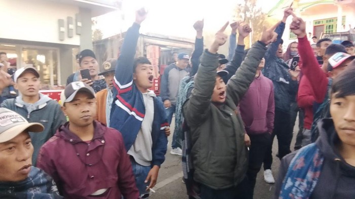 Adu Mulut Petugas, Sopir Jip, dan Oknum TNI Berujung Demo di Bromo