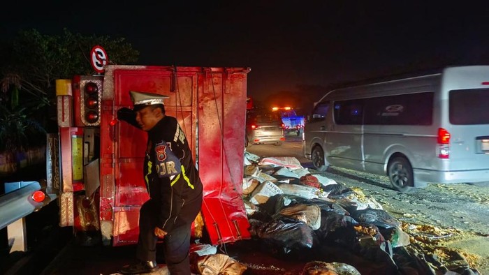 Diduga Sopir Mengantuk, Bus Sarat Penumpang Tabrak Truk di Tol Pasuruan–Gempol