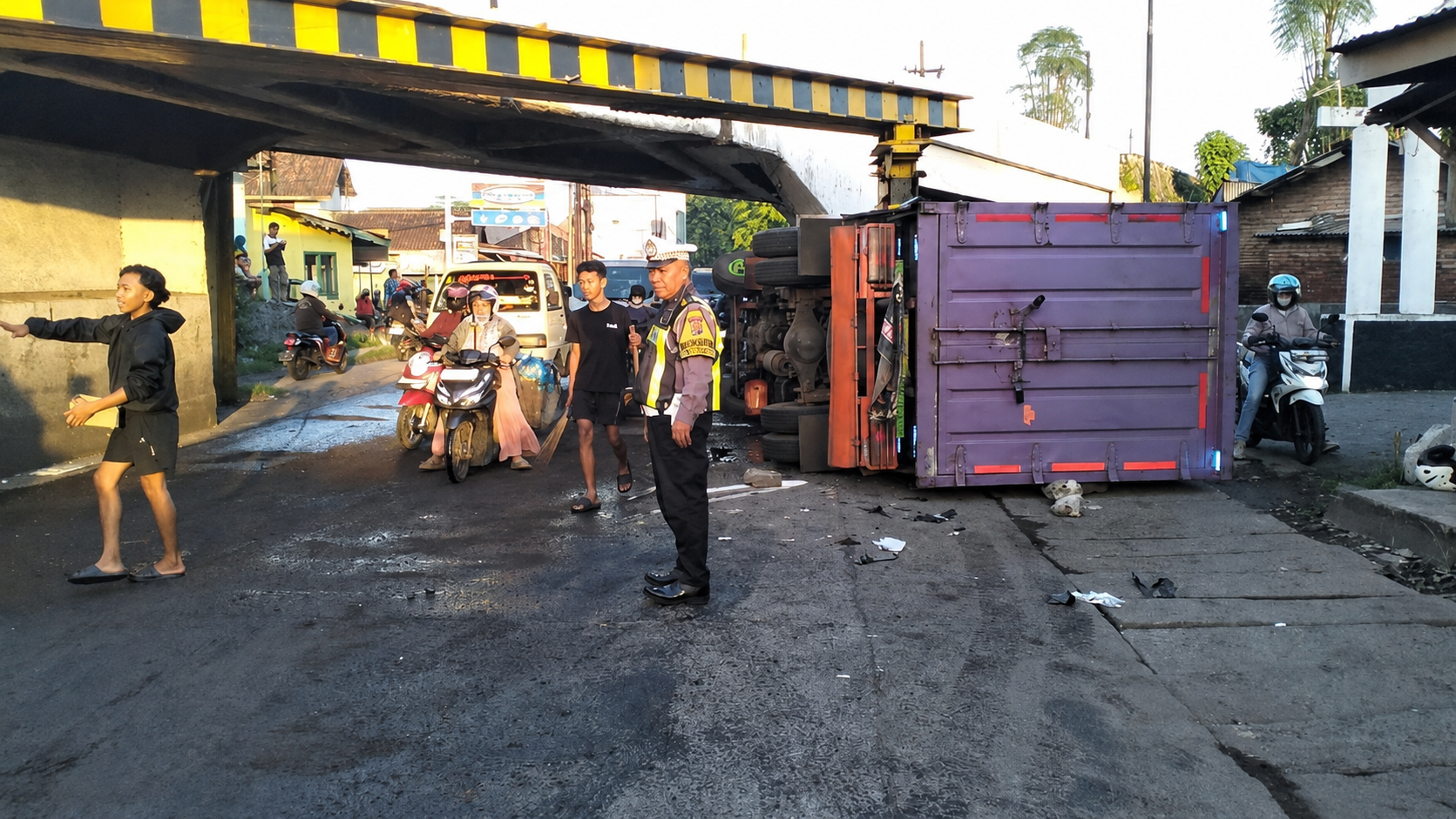 Truk Kerap Jadi Korban Viaduk Gempol, Pembatas Ketinggian Kembali Disorot