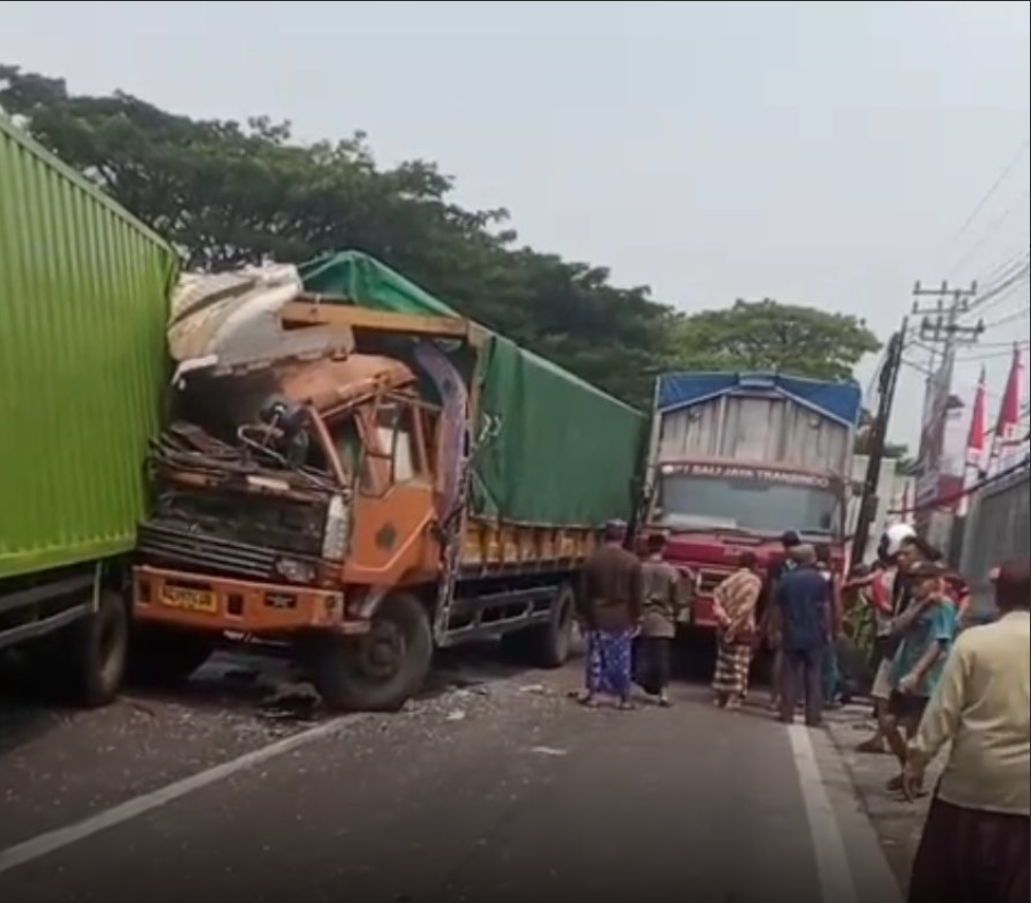 4 Truk Tabrakan Beruntun di Patung Sapi Pandaan, Jalur Malang–Surabaya Macet